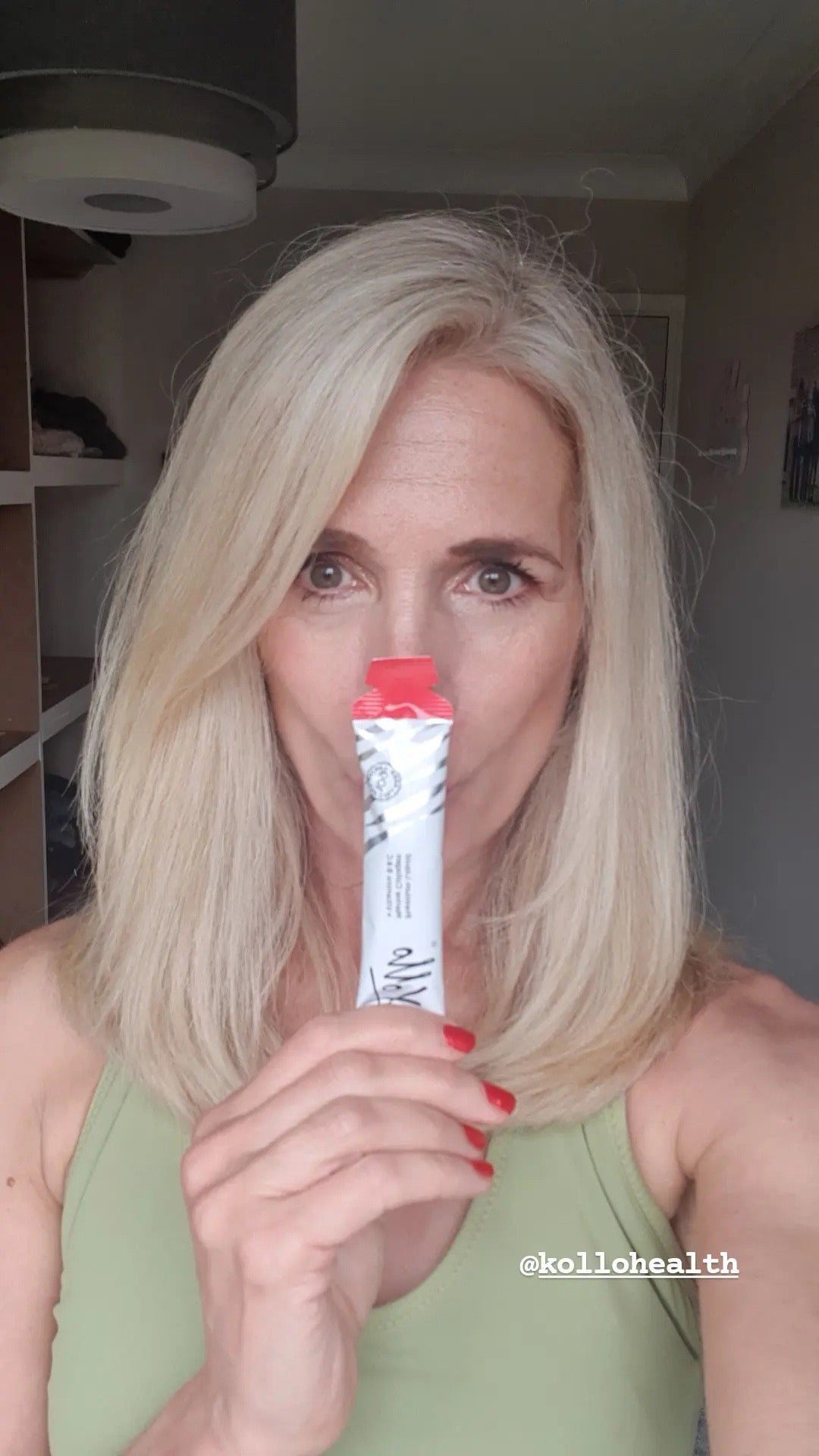 Blonde haired lady holding kollo collagen